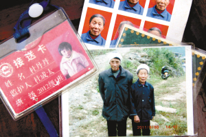　　■李安秀生前照片与孙女丹丹的学生卡摆在一起，让家人唏嘘不已。
