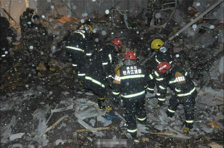 记者从牡丹江市委宣传部核实，11月25日13时21分，牡丹江市康佳街北侧一处三层老厂房在暴雪中发生楼顶坍塌，经核查，坍塌造成9人被困。经过9个小时的连续搜救，被困9人全部被发现，均已不幸遇难。图为救援现场。