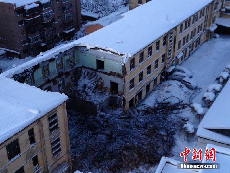 11月25日13时21分，黑龙江省牡丹江市康佳街北侧一处三层老厂房在暴雪中发生楼顶坍塌，事故造成9人死亡。中新社发 倪子牮 摄