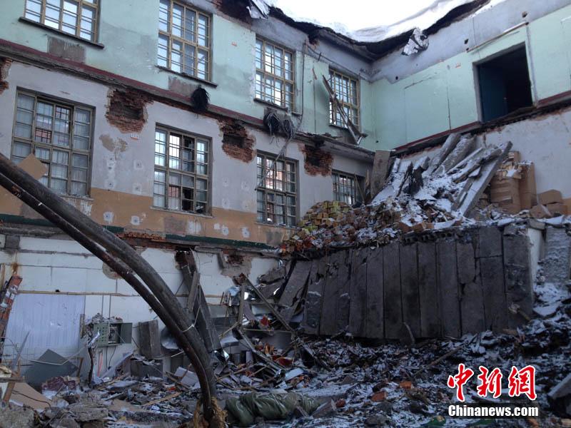 11月25日13时21分，黑龙江省牡丹江市康佳街北侧一处三层老厂房在暴雪中发生楼顶坍塌，事故造成9人死亡。中新社发 倪子牮 摄