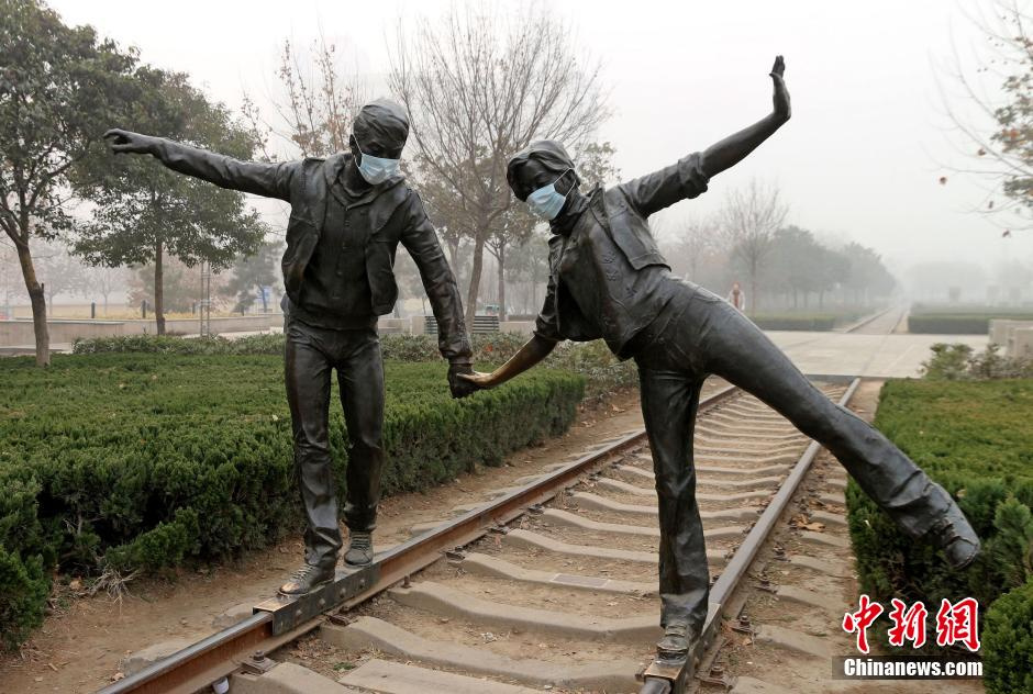 郑州连续雾霾 市民为雕塑戴口罩