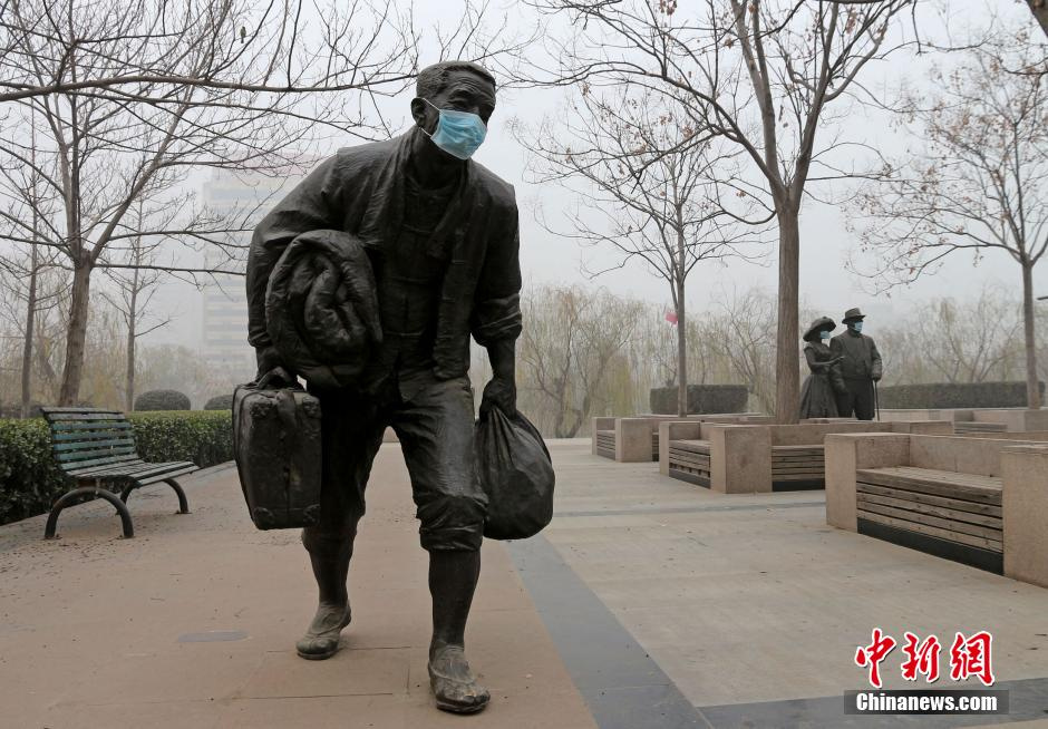 郑州连续雾霾 市民为雕塑戴口罩