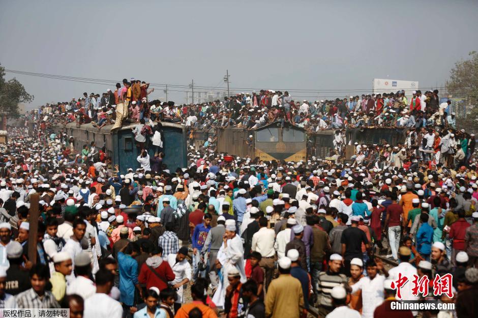 孟加拉国穆斯林挤火车回家 场面完爆春运