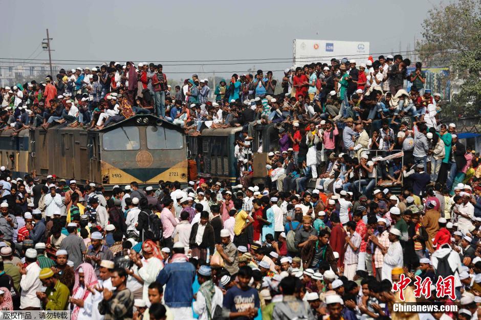 孟加拉国穆斯林挤火车回家 场面完爆春运