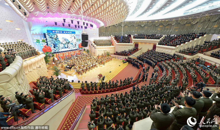 朝鲜功勋国家合唱团举行演出庆祝“光明星节”。