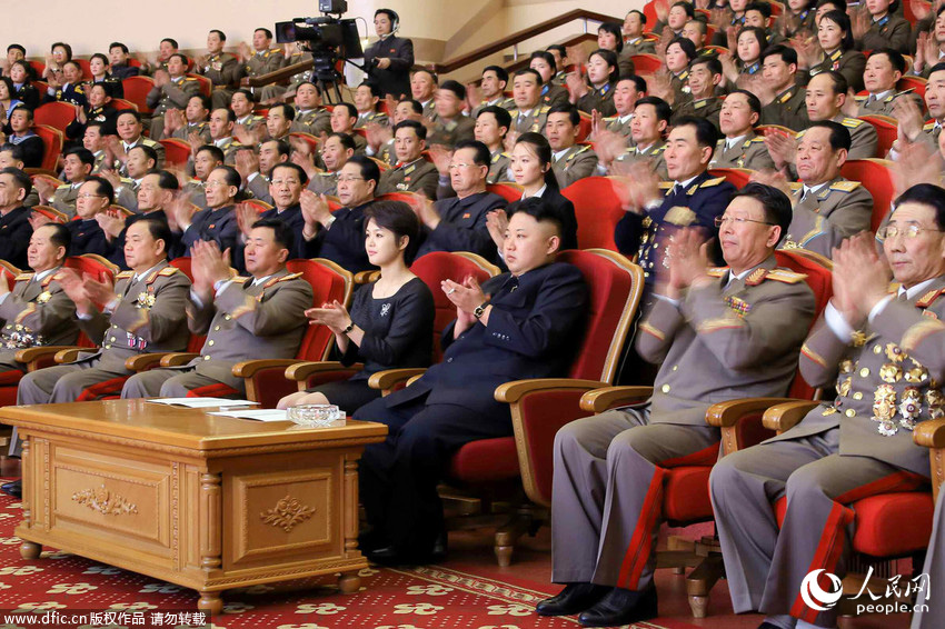 朝鲜最高领导人金正恩携夫人李雪主观看了功勋国家合唱团演出。