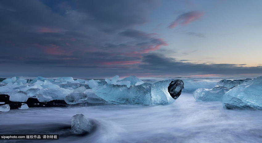 摄影师抓拍冰山撞击海岸震撼瞬间