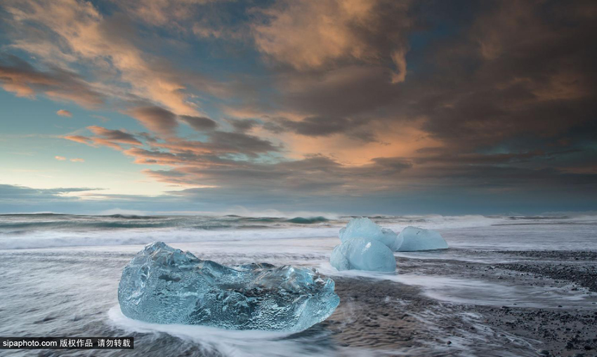 摄影师抓拍冰山撞击海岸震撼瞬间