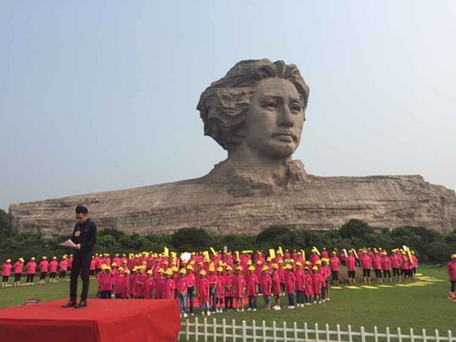 长沙毛泽东雕像前千人拼字“中国人当自强” 。