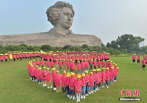 青少年与广场舞大妈集结在毛泽东雕像前。 