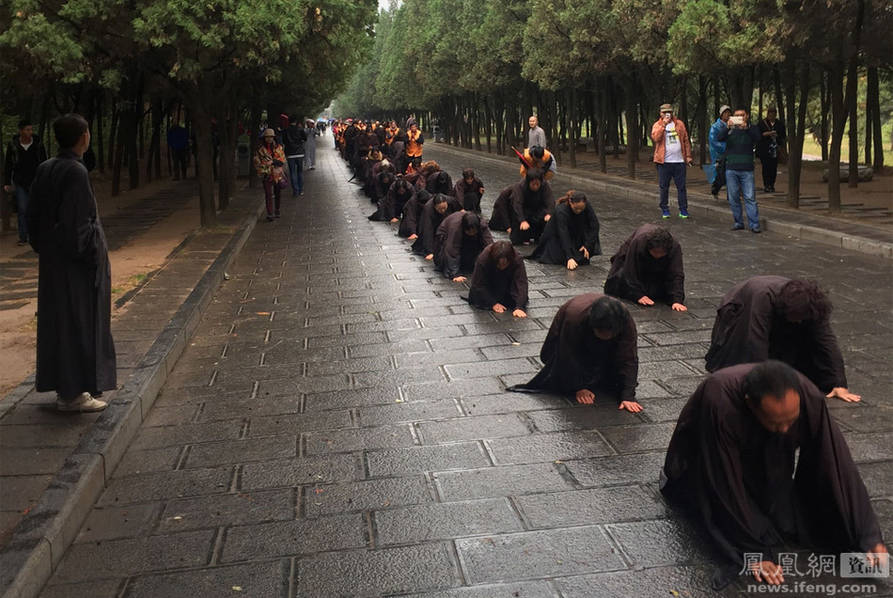 河南：百名信众徒步5日 雨中朝拜少林寺