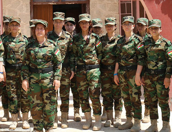 太阳女孩兵团的女战士在伊拉克前线抗击ISIS 图片来源：《每日邮报》