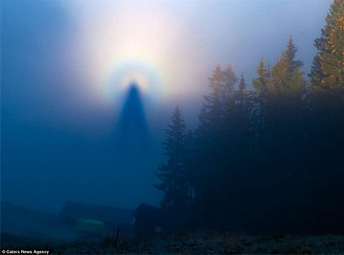 挪威上空惊现空中天使罕见天气奇观。（网站截图）