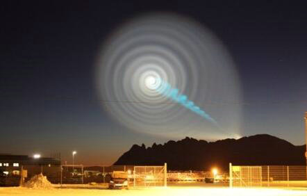 此前挪威空中曾惊现蓝色旋涡状光圈