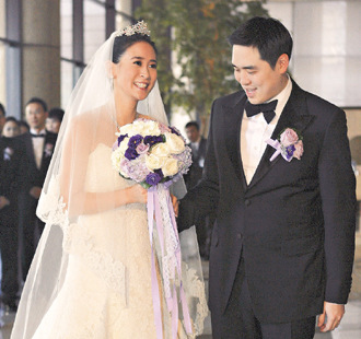 图为台塑长孙王泉仁(右)2010年迎娶李晶晶(左)的照片。图片来源：台湾《联合晚报》