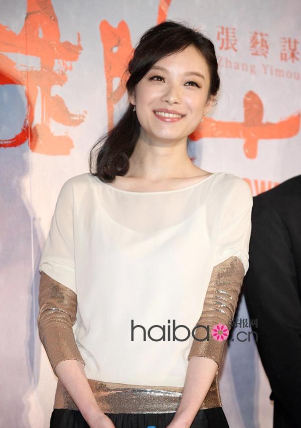 张艺谋带着电影《金陵十三钗》到台湾做宣传，怎能少了新任“谋女郎”倪妮。两天的行程三次亮相，倪妮换装频频抢镜十足。