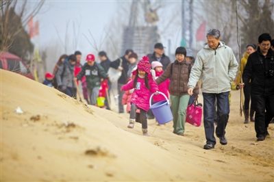 3月17日，河北天漠，家长们带着孩子在去植树的路上。
