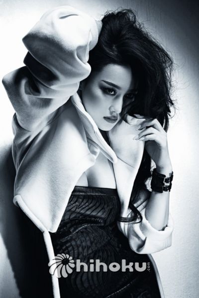 张馨予为时尚杂志拍照性感迷人。（黑白图片）