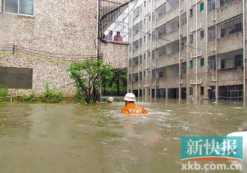 暴雨袭击深圳森城工业区 六百多人受困