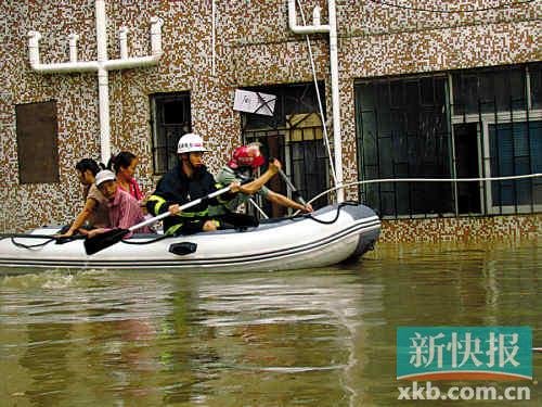 暴雨袭击深圳森城工业区 六百多人受困