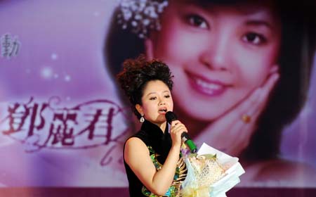 在邓丽君新疆歌迷会主办的“君心我心，缘聚天山”歌迷会纪念活动现场，吕雅芬演唱邓丽君的歌。