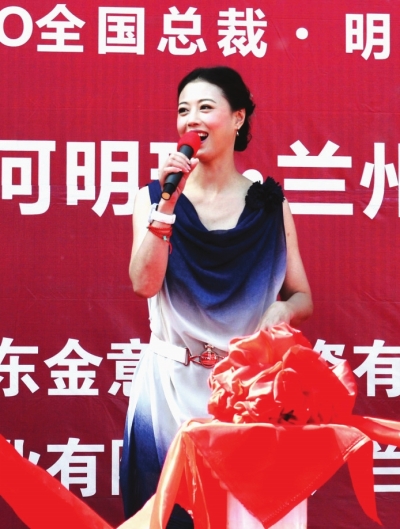 本报讯4月29日，香港影星周海媚和超女李霄云，分别出现在兰州月星家居广场、兰州瑞德摩尔广场，应邀为“五一”的商家促销活动“献歌呐喊”。