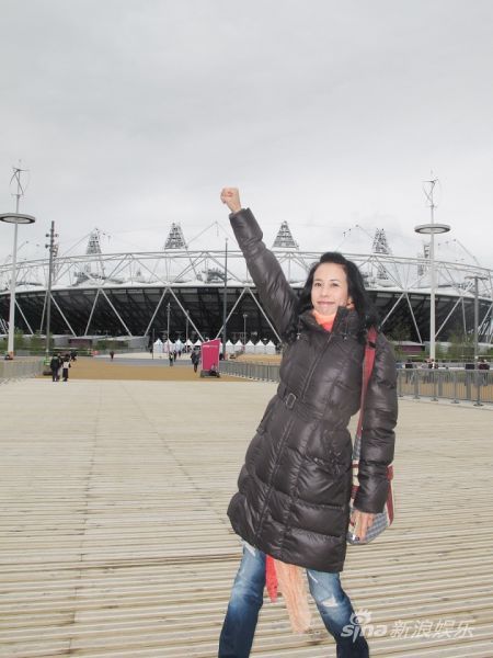 莫文蔚在2012年伦敦奥运体育场外留影 