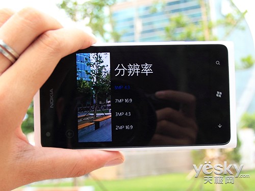 诺基亚Lumia 900配备有一枚800万像素后置摄像头