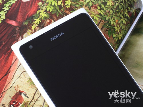 白色版本诺基亚Lumia 900更显雅致