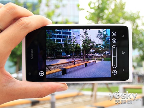 诺基亚Lumia 900采用Windows Phone 7.5系统默认拍照界面