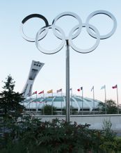 位于蒙特利尔奥林匹克体育馆前的五环标志