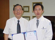 2004年韩国明知大学医院院长授予毕业证书