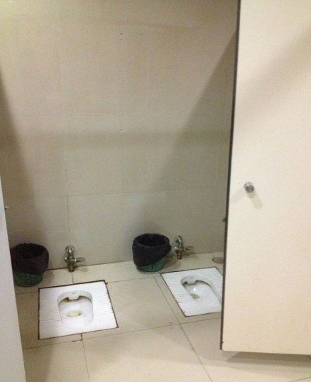 实拍火车站现男厕情侣间：由于公厕隔板损坏所致