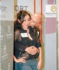 2006年10月20日，香港，某运动鞋品牌时尚展，大会请来杨思琦担任嘉宾模特，思琦以透视装性感打扮走秀，令人眼前一亮，该品牌国际副总裁客串，期间突然从后抱着思琦并吻了她。