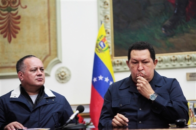 新华社电 委内瑞拉总统查韦斯9日再赴哈瓦那进行肿瘤手术，并承认治疗存在风险。离开前，查韦斯发表讲话，希望委内瑞拉人民在这段期间支持信任现任副总统、他的得力助手尼古拉斯·马杜罗。
