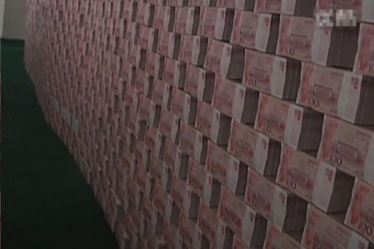 12月21日下午，陈光标微博发布一组图片和一段视频，陈光标称身边的现金超过一亿，并称将拿出2.3亿元奖励海内外青少年发明创新。