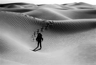 2002年10月独自走在世界第二大沙漠，达克拉玛干。