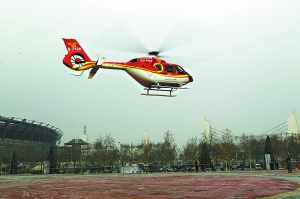 首架VIP型EC135直升机进京。 本报记者程功 摄 J129