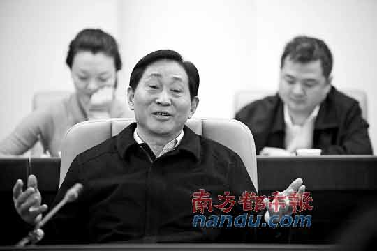  市人大常委会主任刘玉浦在罗湖代表团分组讨论上发言。