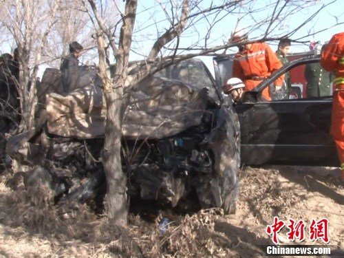新疆喀什两车高速相撞致1死1伤(图)