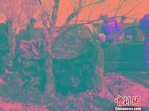 新疆喀什两车高速相撞致1死1伤(图)