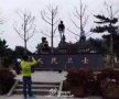 杭州：3名男子踩消防烈士铜像拍照(图)