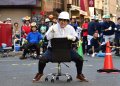 日本东京举办“办公椅”趣味赛跑