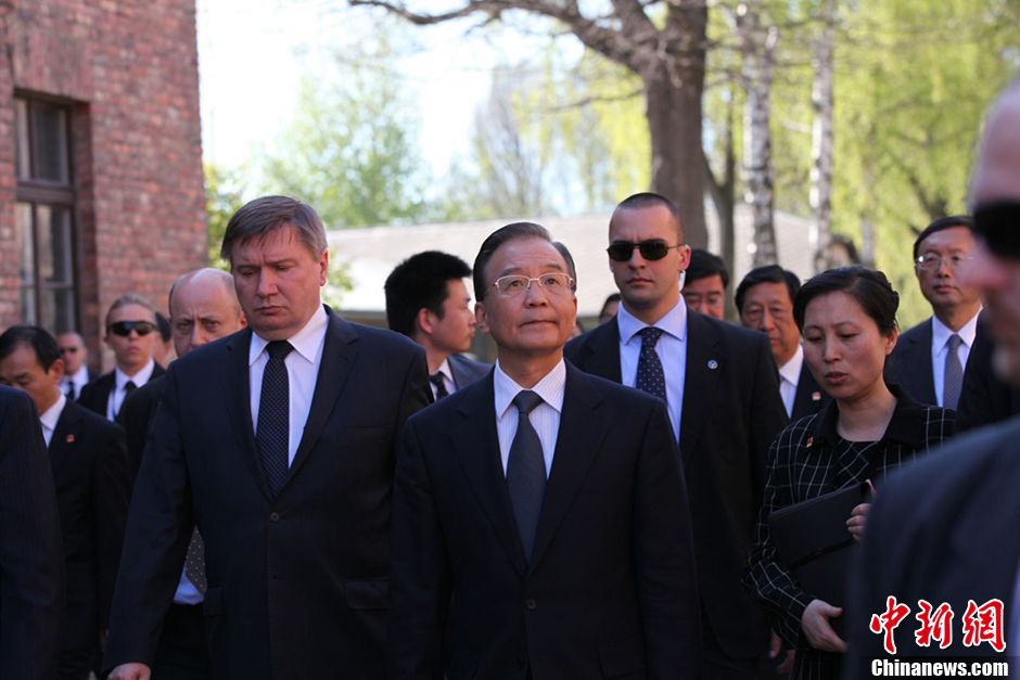 当地时间4月27日下午，正在波兰进行正式访问的中国总理温家宝参观奥斯维辛集中营纪念馆。