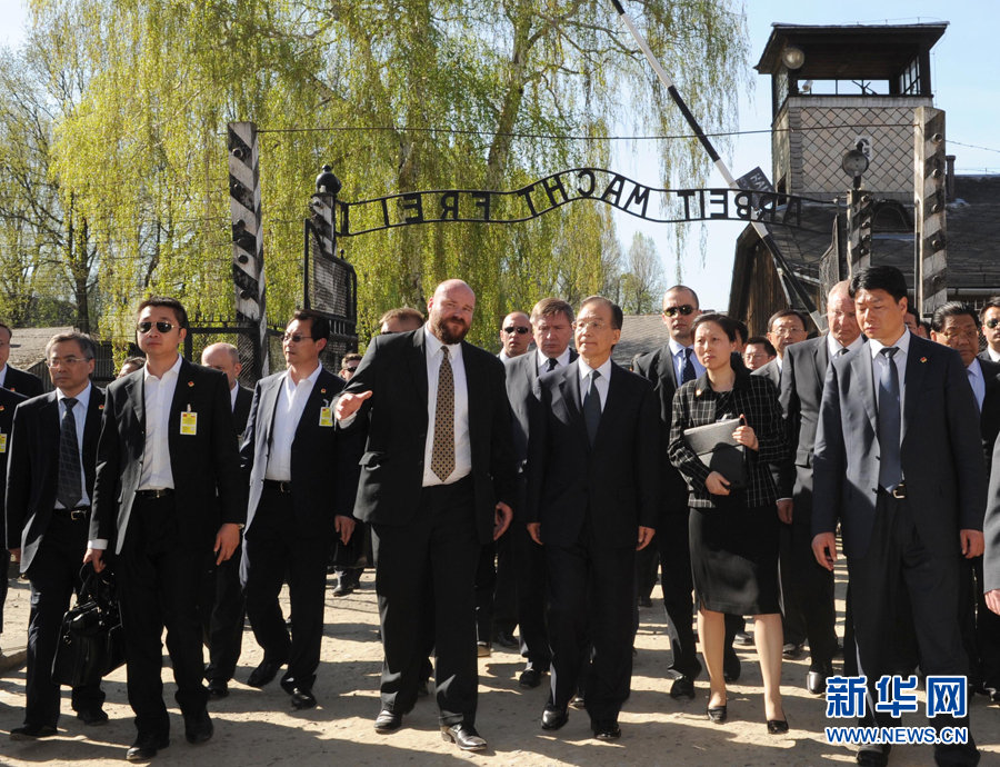4月27日，国务院总理温家宝专程前往波兰奥斯威辛市，参观“奥斯威辛——比克瑙德国纳粹集中和灭绝营纪念馆”，悼念第二次世界大战期间在那里的死难者，并敬献了花圈。新华社记者饶爱民