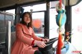 美女模特“退役”开公交 用模特笑容服务乘客