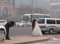 法制北京新人在街头戴防毒面具拍婚纱照