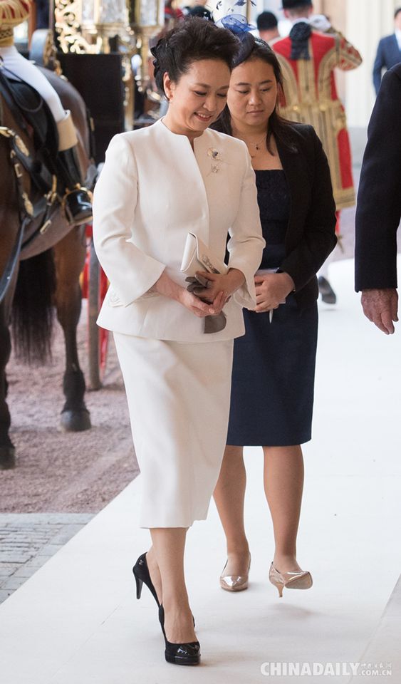 彭丽媛优雅白色套装参观皇室藏品