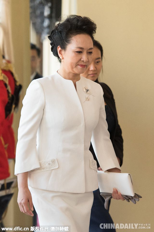 彭丽媛优雅白色套装参观皇室藏品
