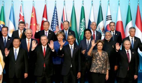 合影时，习近平与奥巴马分别站在土耳其总统埃尔多安两边。